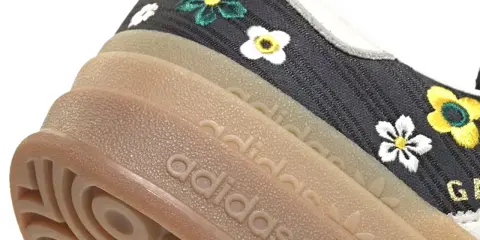 Detailansicht eines adidas liberty Sneakers mit Blumenstickerei und Gummisohle.
