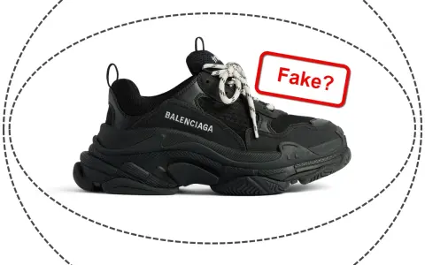 Schwarzer Balenciaga Schuh mit Schnürsenkeln und dem Schriftzug "BALENCIAGA". Ein rotes Schild fragt: "Fake?". So kannst du balenciaga schuhe fake erkennen.