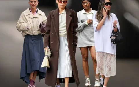 Vier Frauen präsentieren modische Outfits, bei denen **Sneaker zum Kleid** kombiniert werden. Von lässig bis elegant – ein Trend für jeden Stil.
