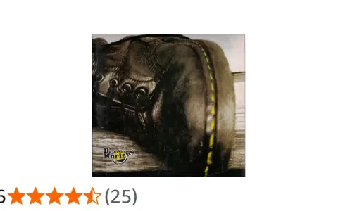 Nahaufnahme eines Dr. Martens AirWair Stiefels mit gelben Nähten. Der Unterschied liegt in der Qualität.