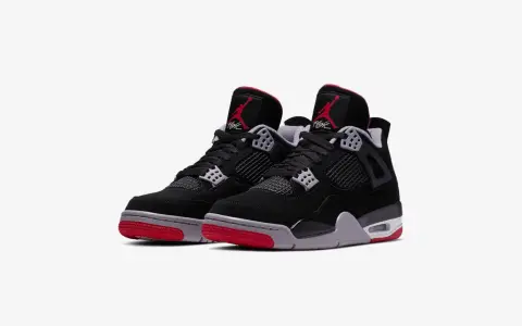Schwarze Jordan 4 Sneaker mit roten Akzenten. Fans warten gespannt auf die Jordan 4 Release Date.