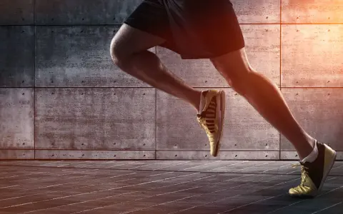 Läufer mit starker Wadenmuskulatur trainieren im Laufschritt.