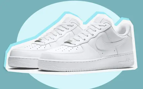 Zwei weiße Nike Air Force 1 Sneaker. Achte auf Details, um ein **nike air force 1 fake erkennen** zu können.