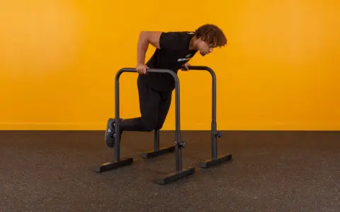 Mann macht Dips an Parallelbarren. Die Frage, wie viele Dips sind gut, hängt vom Trainingsziel ab.