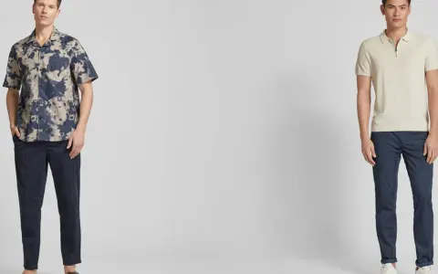 Zwei Männer präsentieren Outfits: links mit gemustertem Hemd und dunklen Hosen, rechts mit hellem Poloshirt. Blaue Chino kombinieren Herren stilvoll.