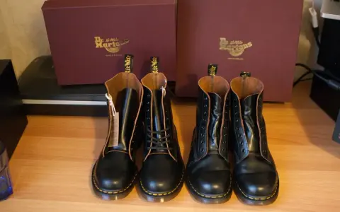 Vier neue Dr. Martens Stiefel stehen bereit. Die Kartons im Hintergrund verraten, wo werden Dr. Martens hergestellt: Made in England.