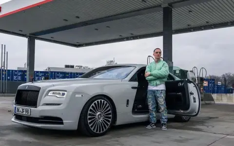 Justin Fuchs mit seinem Rolls-Royce, bereit, den Peso zu verdienen.