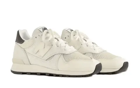 Cremefarbene Sneaker mit Teddy Santis Design, Mesh- und Lederdetails, weiße Schnürsenkel und schwarze Sohle.