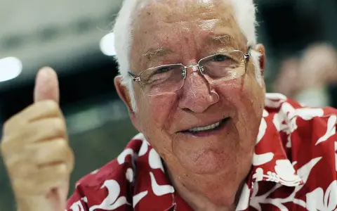 Paul Van Doren gibt mit Daumen hoch ein positives Zeichen.
