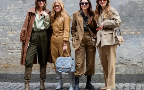 Vier Frauen in Braun- und Beigetönen zeigen, welche Jacke bei 10 Grad passt: von Leder-Trenchcoat bis Oversized-Blazer.