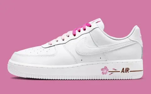 Nike Air Force 1 mit Sakura-Blüten-Detail und pinken Schnürsenkeln.