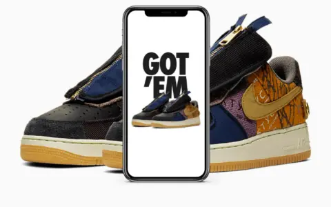 Ein Handy zeigt "GOT 'EM" über einem Paar Travis Scott Air Force 1. Das ist, was ist ein raffle, wenn man diese begehrten Sneaker ergattert!