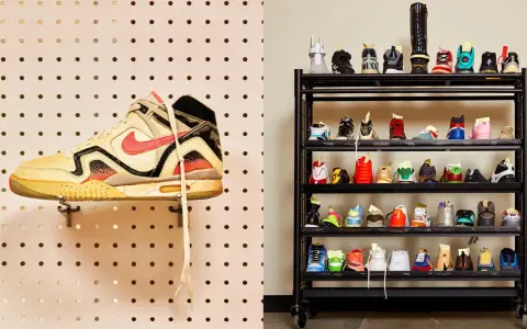 Eine Sammlung von Sneakern, darunter ein einzelner Schuh an einer Lochwand und viele weitere auf einem Regal. Ein Blick auf die Vielfalt der Nike Kollaborationen.