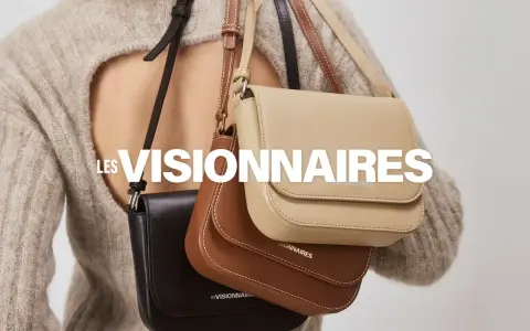 Drei Taschen in Schwarz, Braun und Beige hängen über der Schulter einer Person. LES VISIONNAIRES.