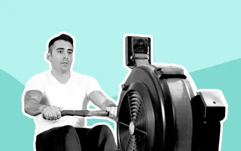 Mann trainiert im **Rudern Gym** auf einem Ergometer.