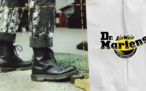 Dr. Martens Stiefel mit auffälliger Hose, die die Qualität und die Dr. Martens Garantie unterstreichen.