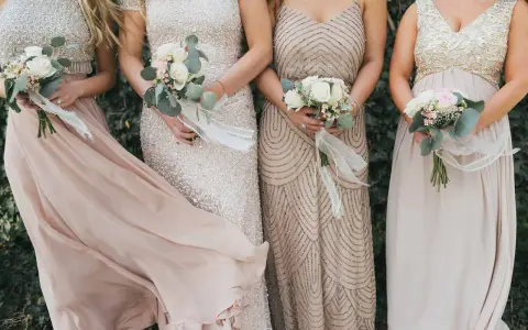 Brautjungfern mit Blumensträußen in Pastelltönen, perfekt für eine summer chic hochzeit.