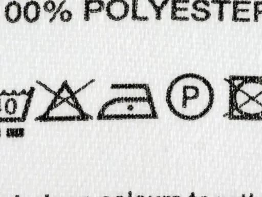 Pflegehinweise für 100% Polyester: Maschinenwäsche bei 40°C, nicht bleichen, bügeln bei niedriger Temperatur, chemische Reinigung mit P, nicht im Trockner trocknen.