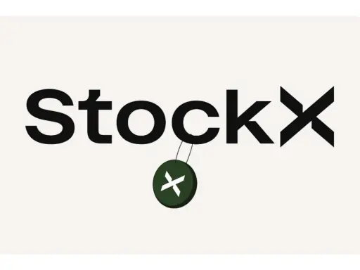 Das StockX-Logo mit einem grünen Anhänger. Informiere dich über die StockX Lieferzeit, um deine Sneaker schnell zu erhalten.