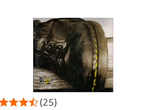 Nahaufnahme eines Dr. Martens AirWair Stiefels mit gelben Nähten. Der Unterschied liegt in der Qualität.