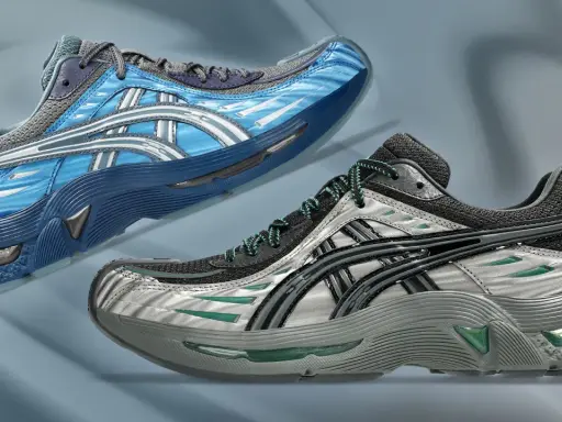 Zwei sportliche Sneaker, ein blauer und ein silberner mit grünen Akzenten, im Stil von Kiko Kostadinov, schweben vor einem abstrakten Hintergrund.