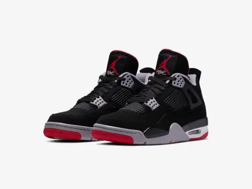 Schwarze Jordan 4 Sneaker mit roten Akzenten. Fans warten gespannt auf die Jordan 4 Release Date.