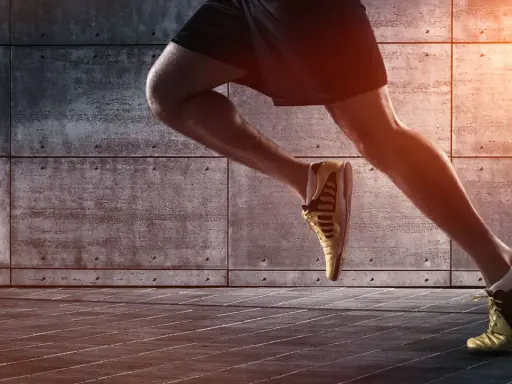 Läufer mit starker Wadenmuskulatur trainieren im Laufschritt.