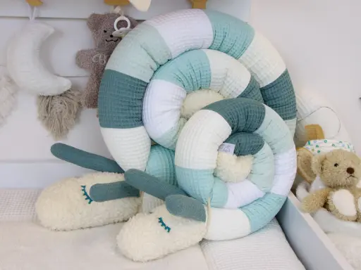 Ein kuscheliger Schnecken-Nestchen für das Babybett. Der cord waschen ist weich und in beruhigenden Pastelltönen gehalten.