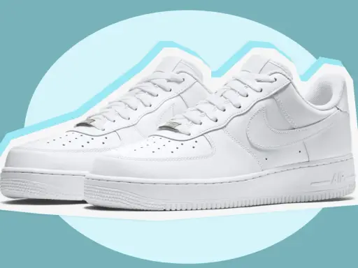Zwei weiße Nike Air Force 1 Sneaker. Achte auf Details, um ein **nike air force 1 fake erkennen** zu können.