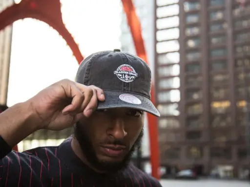 Mann mit Bart hebt seine Kappe, auf der ein Sticker mit "Chicago All-Star Game" prangt. Die neue Ära beginnt, der Sticker bleibt dran.