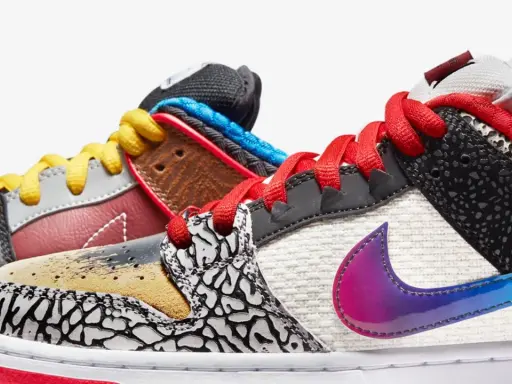 Bunte Nike SB Dunks mit verschiedenen Mustern und Schnürsenkeln. Die Bedeutung von Nike SB liegt in der Skateboarding-Kultur.