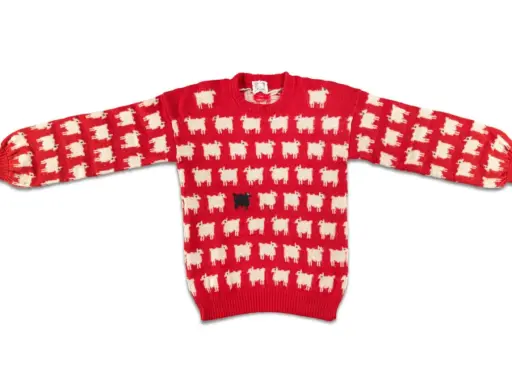 Roter Pullover mit weißem Schafmuster und einer schwarzen Schaf-Applikation in der Mitte. Ein echter Hingucker, vielleicht der teuerste Pullover der Welt?
