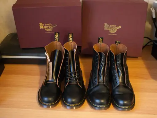 Vier neue Dr. Martens Stiefel stehen bereit. Die Kartons im Hintergrund verraten, wo werden Dr. Martens hergestellt: Made in England.