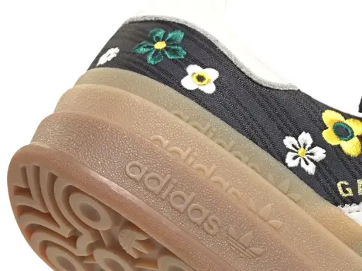 Detailansicht eines adidas liberty Sneakers mit Blumenstickerei und Gummisohle.