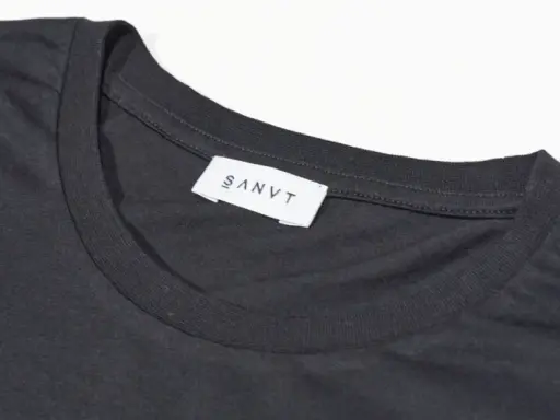 Dunkelgraues T-Shirt mit weißem Etikett "SANVT". Perfekt für den Sommer, ab 20 Grad tragbar.