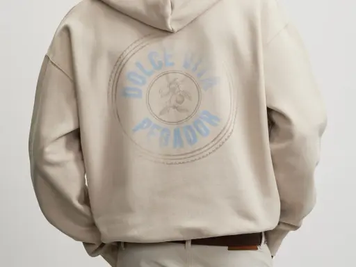 Rückseite eines beigen Hoodies mit rundem Aufdruck "Dolce Vita Pegador". Wo produziert Pegador?