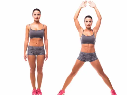 Eine Frau zeigt, was sind Jumping Jacks: erst mit geschlossenen Beinen, dann mit gespreizten Beinen und erhobenen Armen.