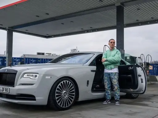 Justin Fuchs mit seinem Rolls-Royce, bereit, den Peso zu verdienen.