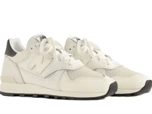 Cremefarbene Sneaker mit Teddy Santis Design, Mesh- und Lederdetails, weiße Schnürsenkel und schwarze Sohle.