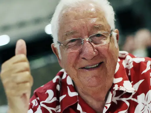 Paul Van Doren gibt mit Daumen hoch ein positives Zeichen.