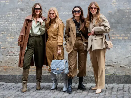 Vier Frauen in Braun- und Beigetönen zeigen, welche Jacke bei 10 Grad passt: von Leder-Trenchcoat bis Oversized-Blazer.