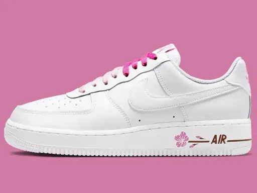 Nike Air Force 1 mit Sakura-Blüten-Detail und pinken Schnürsenkeln.