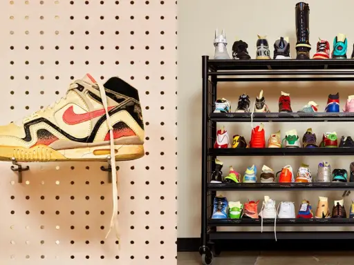 Eine Sammlung von Sneakern, darunter ein einzelner Schuh an einer Lochwand und viele weitere auf einem Regal. Ein Blick auf die Vielfalt der Nike Kollaborationen.