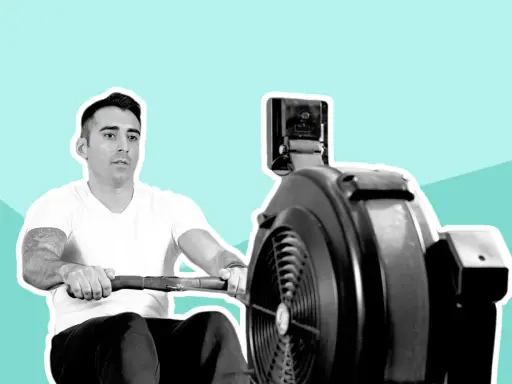 Mann trainiert im **Rudern Gym** auf einem Ergometer.