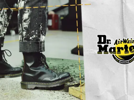 Dr. Martens Stiefel mit auffälliger Hose, die die Qualität und die Dr. Martens Garantie unterstreichen.