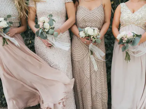 Brautjungfern mit Blumensträußen in Pastelltönen, perfekt für eine summer chic hochzeit.