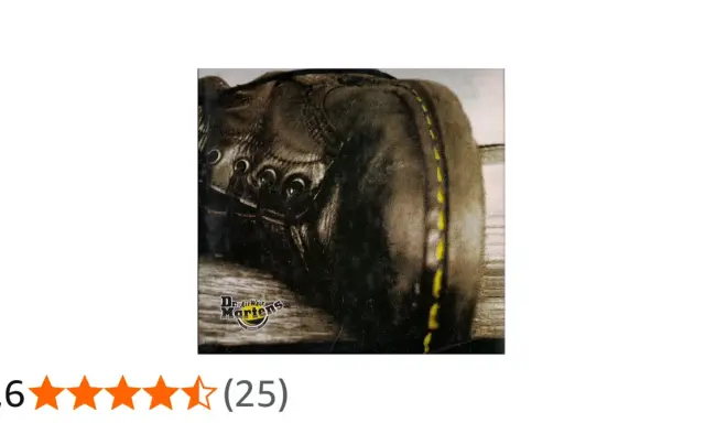 Nahaufnahme eines Dr. Martens AirWair Stiefels mit gelben Nähten. Der Unterschied liegt in der Qualität.
