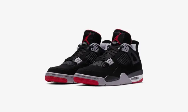 Schwarze Jordan 4 Sneaker mit roten Akzenten. Fans warten gespannt auf die Jordan 4 Release Date.
