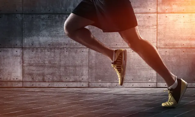 Läufer mit starker Wadenmuskulatur trainieren im Laufschritt.