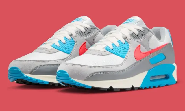 Nike Air Max 90 Sneaker in Weiß, Grau, Koralle & Blau. Eine tolle Ergänzung für jede Nike Air Max alle Modelle Liste.